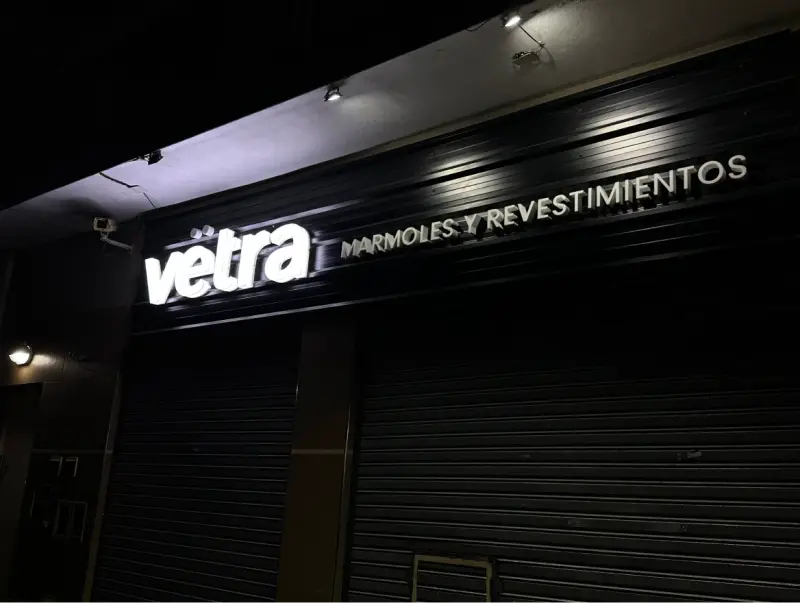 Letras corpóreas retroiluminadas con LED para fachada comercial, fabricadas e instaladas por Gráfica Croma en Pilar